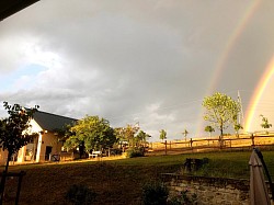 Regenbogen am Stall